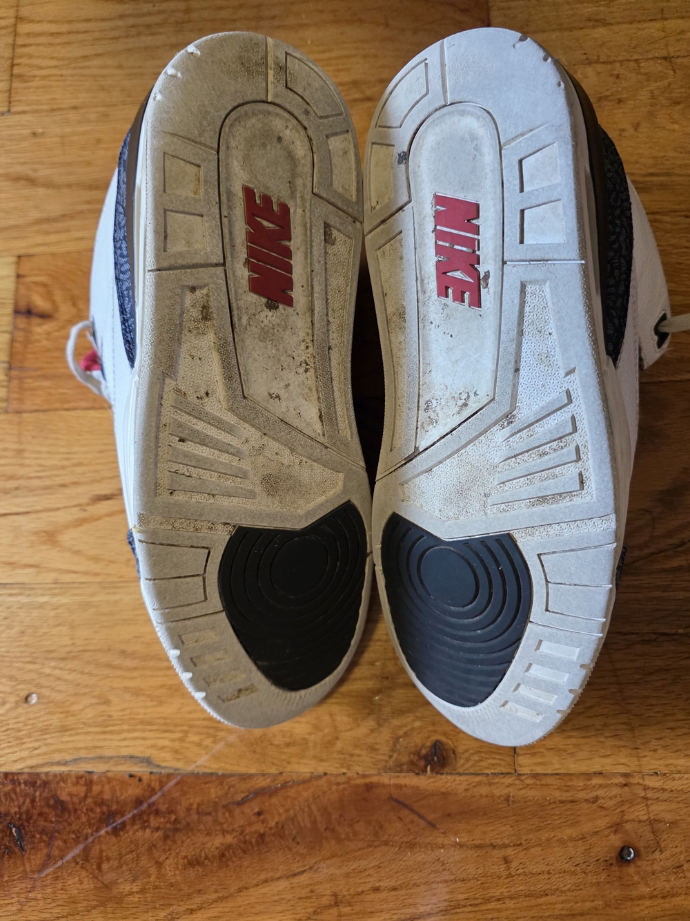 Jordan Men’s White/Red/Black Retro Sneakers - Picture 6 of 9